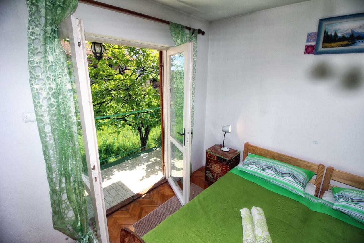 Green Garden Apartments โรวีน ภายนอก รูปภาพ